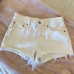 White Levi’s shorts